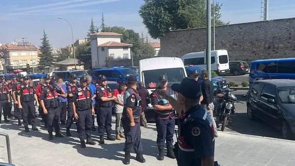 sedat-unalin-cansiz-bedeni-yol-kenarinda-bulunmustu-18-yil-sonra-carpici-gelisme-7-supheli-adliyeye-sevk-edild-1789464034442.jpg