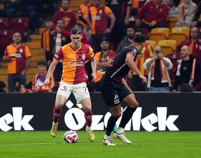 canli-galatasarayin-konugu-genclerbirligi-ilk-yarida-tek-gol-sesi-var-1763834237183.jpg