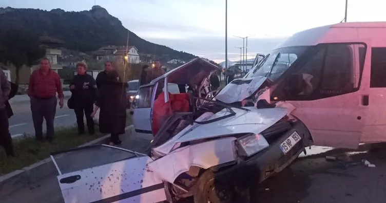 Burdur’da korkunç kaza! Minibüsün çarptığı otomobil ikiye bölündü: 1 ölü, 3 yaralı