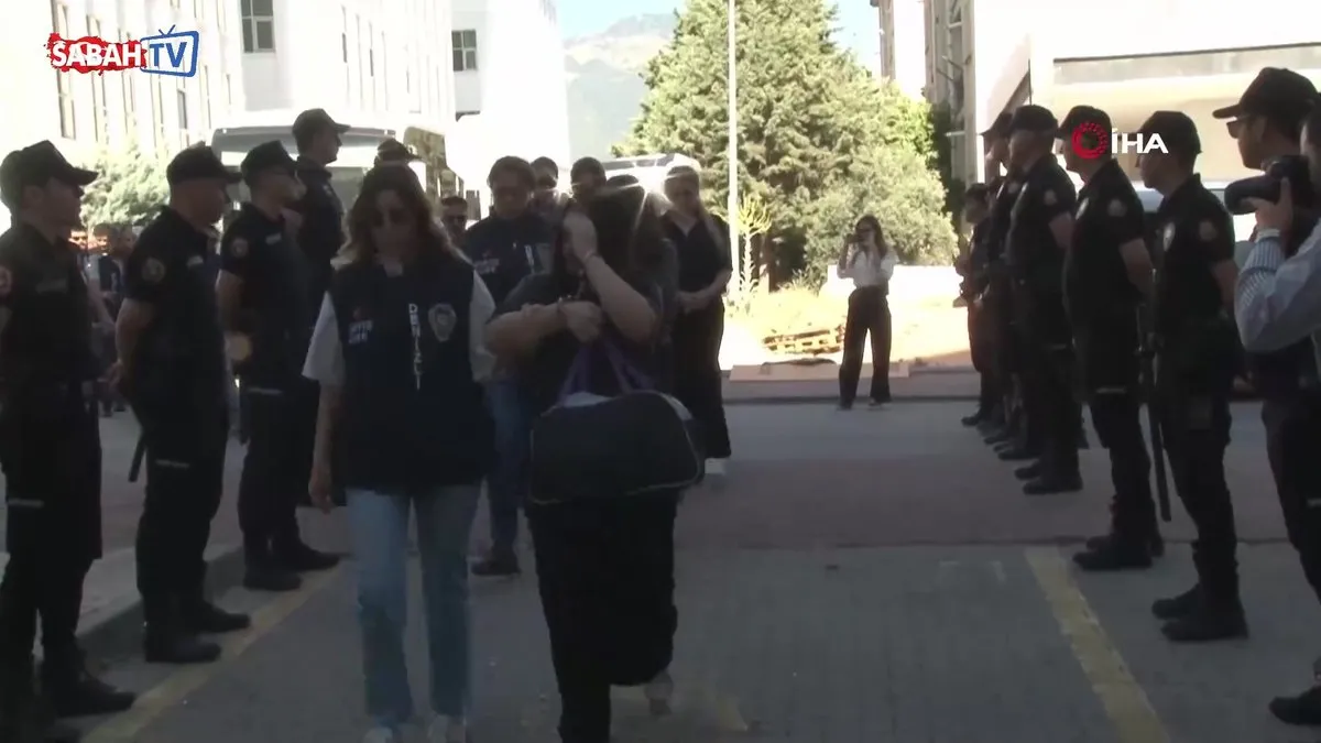 Eskort ilanı için lüks villaya çağrı merkezi kurup 11 milyon dolandıran 17 şüpheli tutuklandı | Video