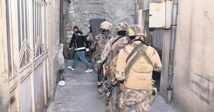 Zehir taciri 60 şüpheli yakalandı