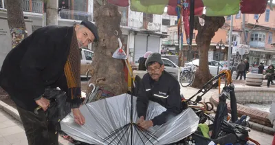 Şemsiye tamircisinin işleri açıldı