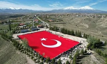 Gençler dünyanın en büyük Türk bayrağıyla yürüdü