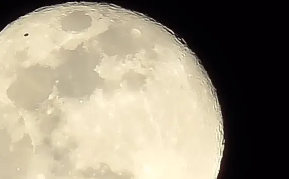 Ay üstündeki siyah disk nedir? UFO olabilir mi?