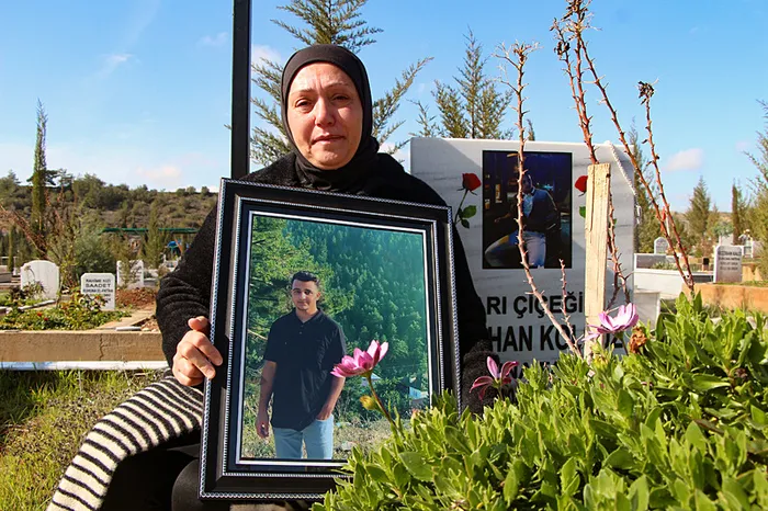 adana-8-bicak-darbesiyle-oldurulen-batuhanin-annesi-mezari-basinda-adalet-istedi-1770885935469.jpeg