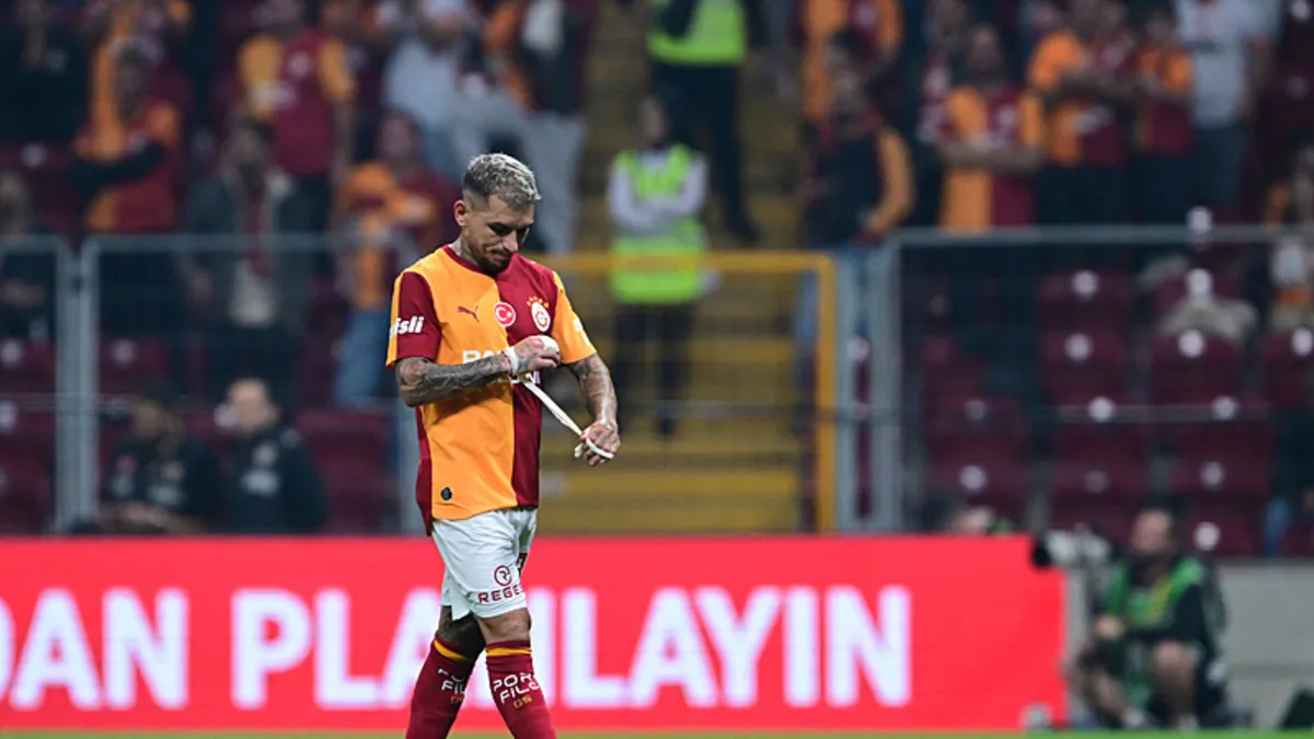 Galatasaray'da Lucas Torreira'dan Süper Lig'deki ilk kırmızı kartı