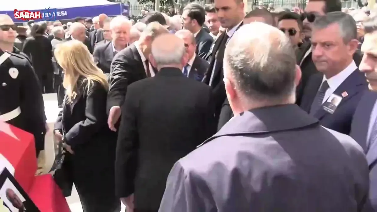 Cenaze töreninde kriz! Kemal Kılıçdaroğlu, Özgür Özel’e selam bile vermedi videosunu izle Cenaze töreninde kriz! Kemal Kılıçdaroğlu, Özgür Özel’e selam bile vermedi videosunu izle