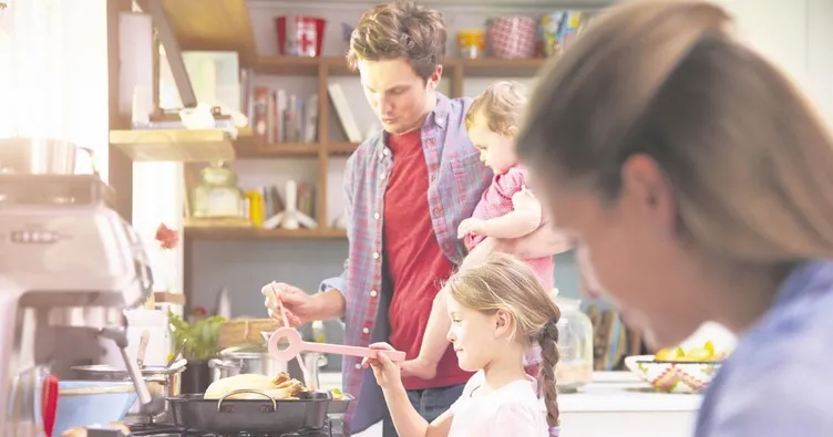 Babalar mutfağa anneler koltuğa