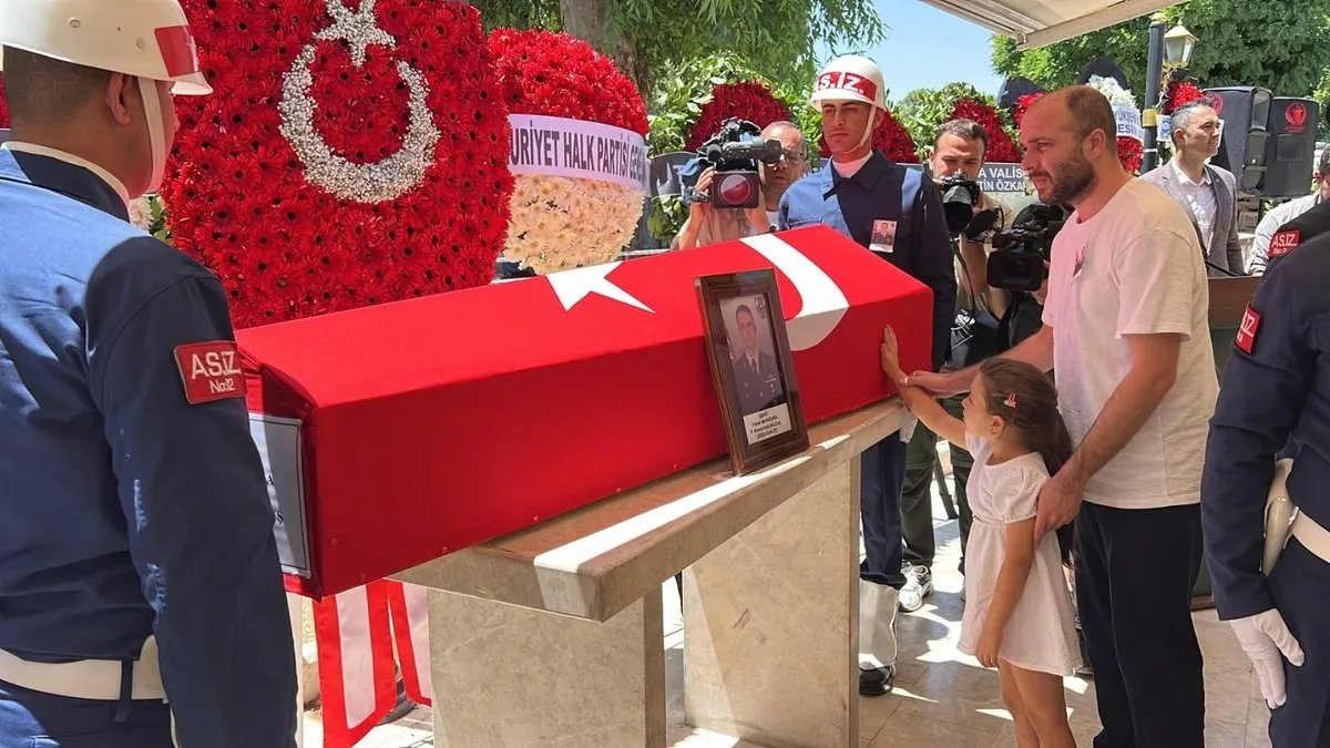 Akhisarlı şehit son yolculuğuna uğurlandı... Şehidin kızının son bakışı yürekleri dağladı