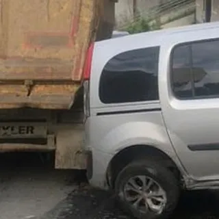 Hafriyat kamyonu park halindeki 11 otomobil ile bir kadına çarptı
