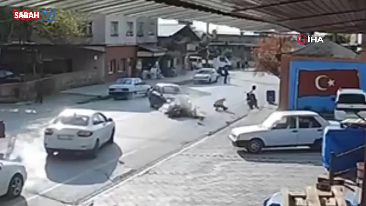 Hatay’da korku dolu anlar: Otomobille çarpışan motosiklet sürücüsü havada böyle takla attı! | Video videosunu izle Hatay’da korku dolu anlar: Otomobille çarpışan motosiklet sürücüsü havada böyle takla attı! | Video videosunu izle