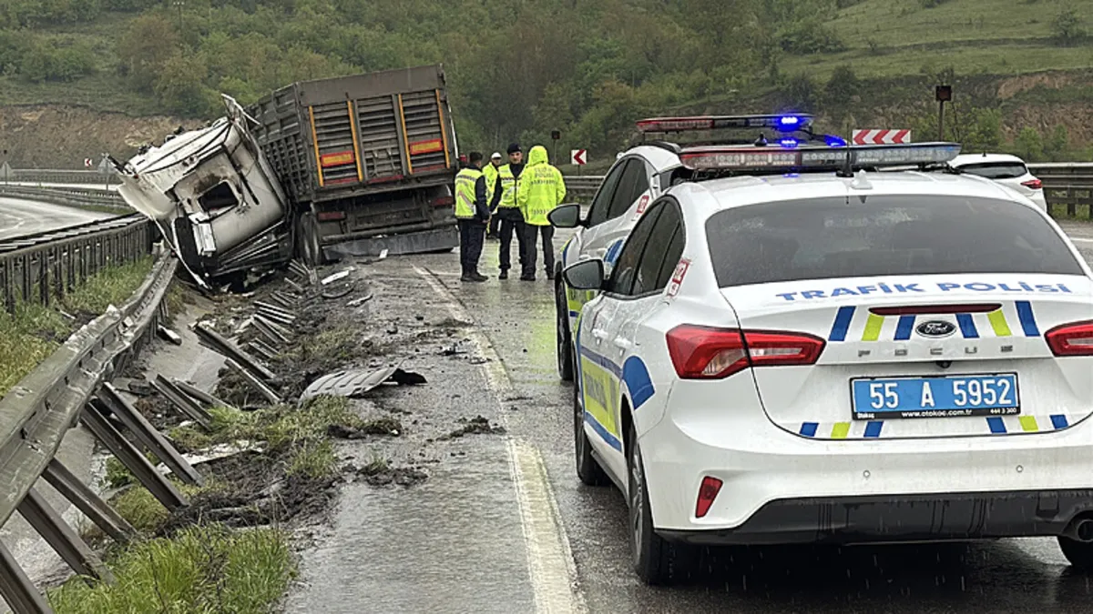 Samsun’da çarpışan tırlardan 1'i devrildi: 2 yaralı Samsun’da çarpışan tırlardan 1'i devrildi: 2 yaralı