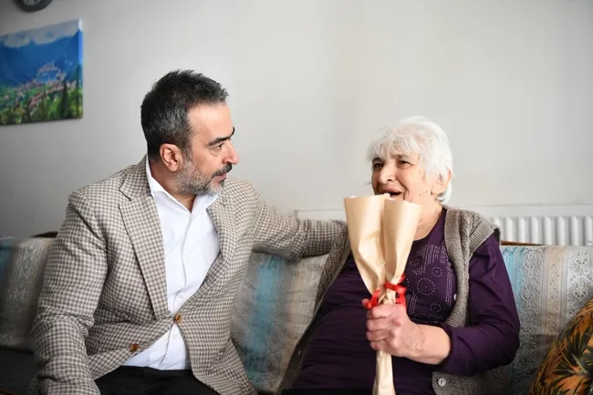 ak-partili-hakan-han-ozcandan-yaslilara-anlamli-ziyaret-buyuklerimiz-bas-tacimizdir-1780416834820.jpeg
