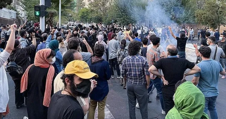 İran’daki eylemlere liseliler de katıldı