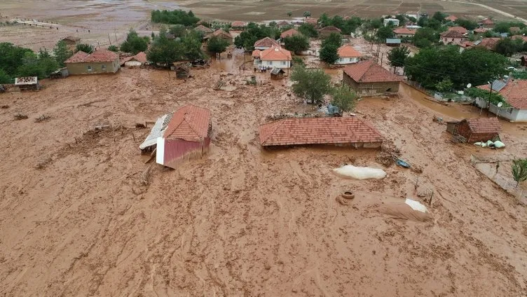 Elmalı’yı sel vurdu!