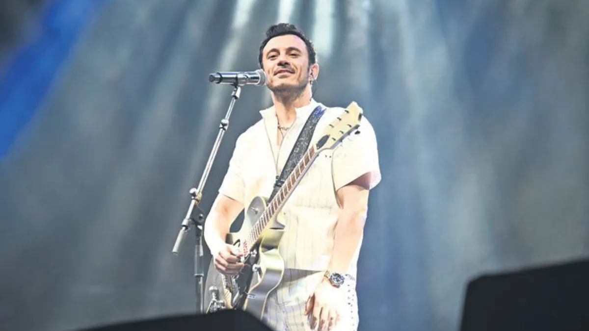 Buzlu Cam’da 3 bin kişiyle düet yaptı