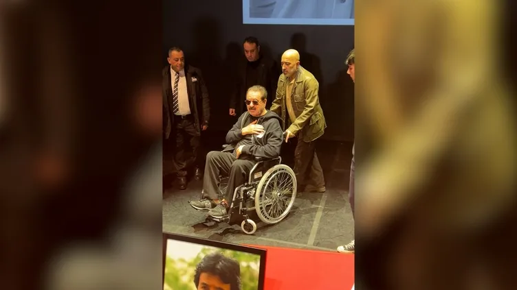 Çok ekmeğini yedim diyen Tatlıses Ferdi Tayfur’un cenazesinde gözyaşlarına boğuldu! Tayfur’un oğluna sarılıp...