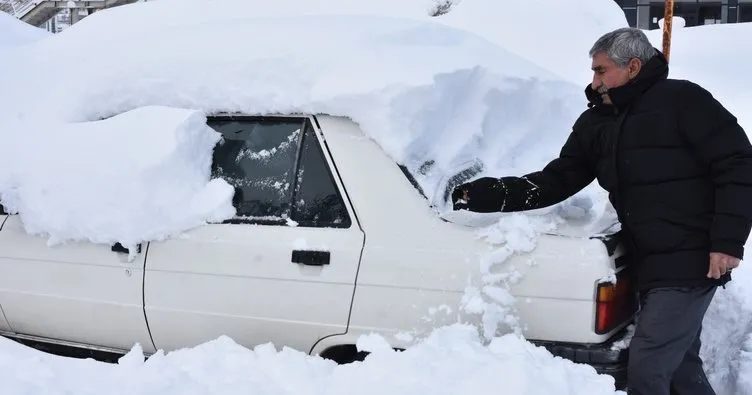 Bitlis’te kar hayatı felç etti: 315 köy yolu kapalı