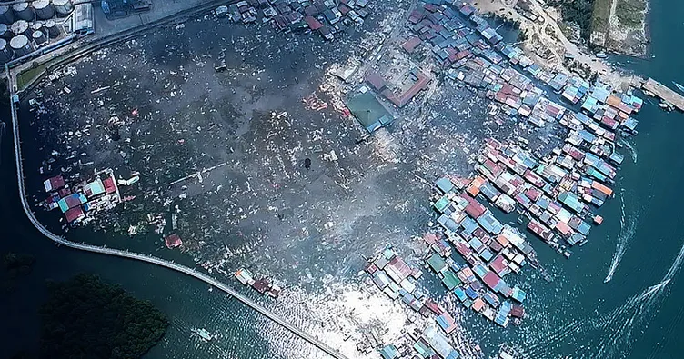 Malezya’da yüzen kasabada feci yangın: 1000 ev kül oldu