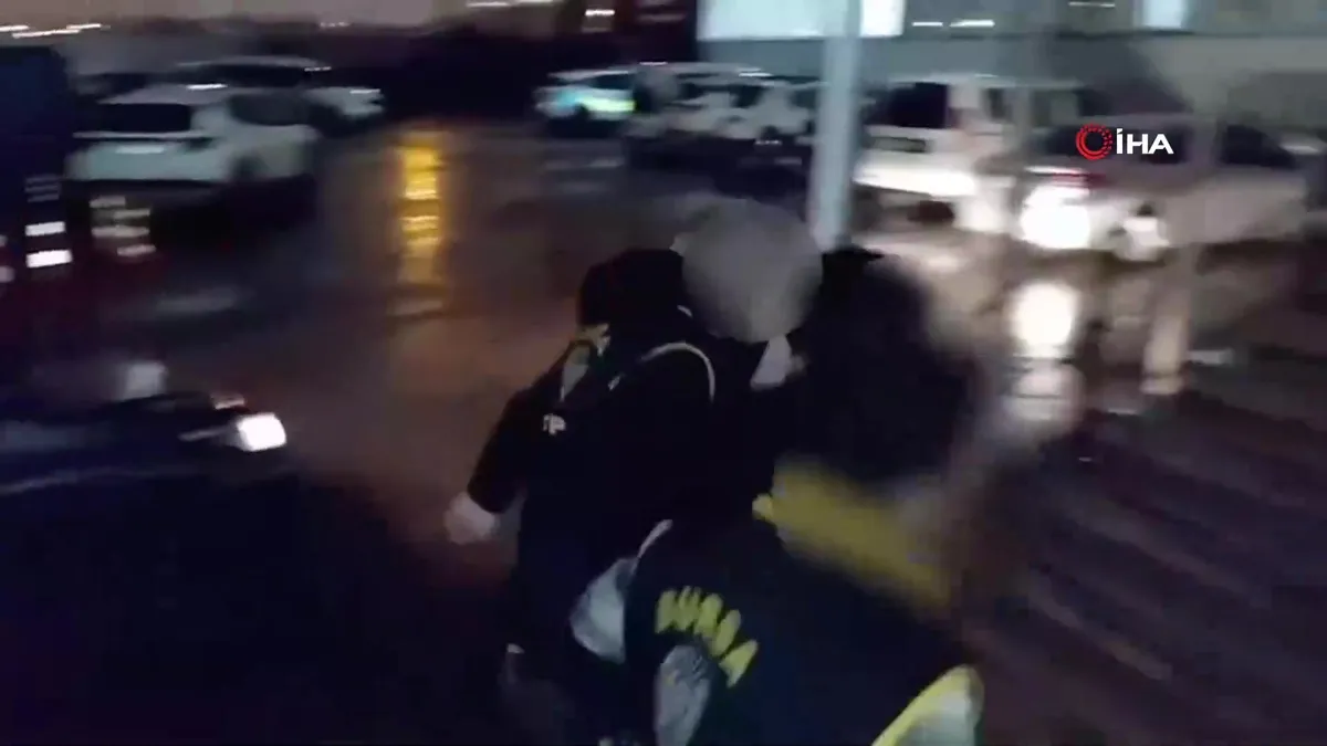 Bursa’da kuyumcuya silahlı yağma girişiminin şüphelisi yakalandı | Video videosunu izle Bursa’da kuyumcuya silahlı yağma girişiminin şüphelisi yakalandı | Video videosunu izle