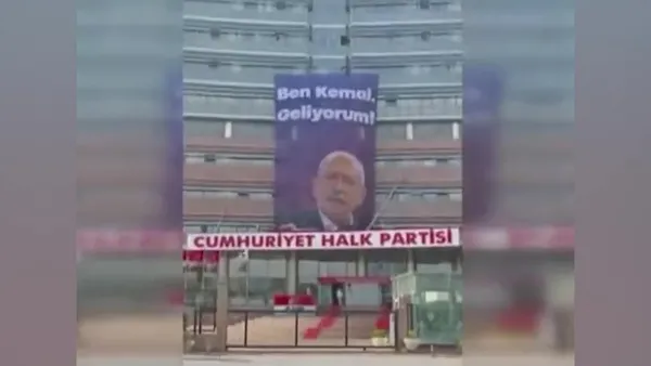 CHP Genel Merkezi, 'Ben Kemal, geliyorum' afişini indirdi