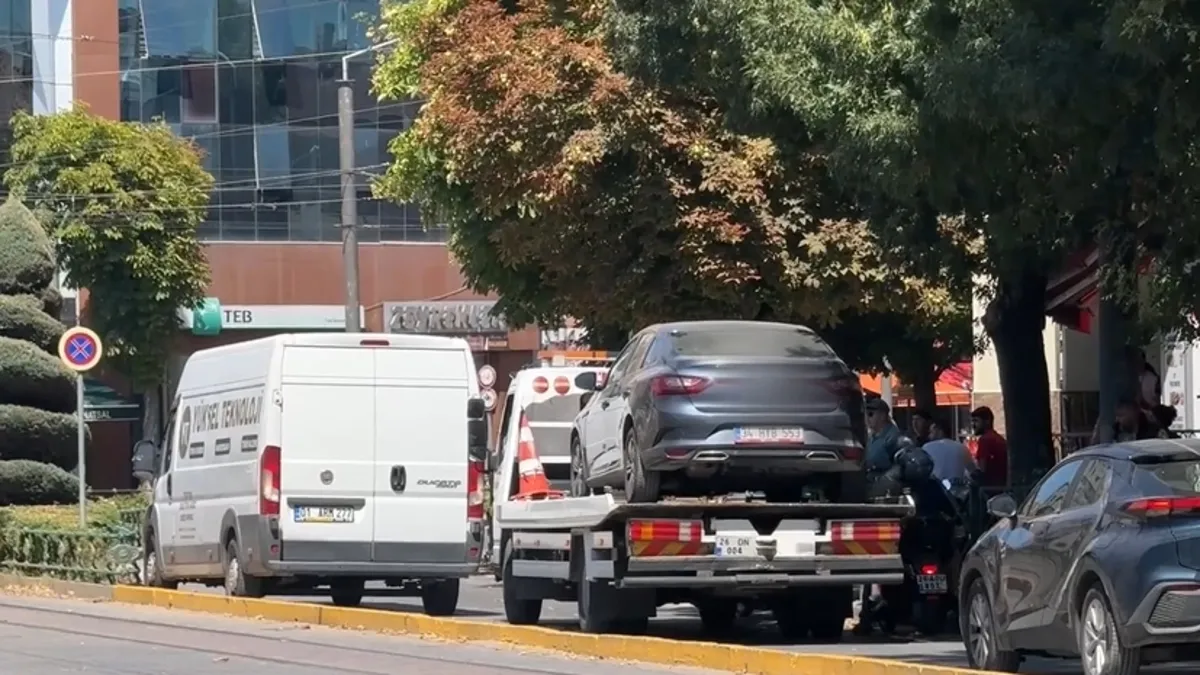 Hatalı park cadde trafiğini kilitledi