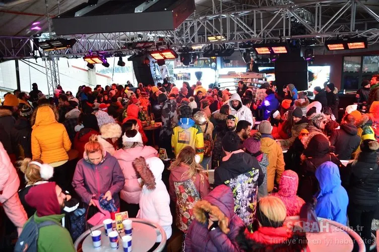 Pınar Altuğ ve eşi Yağmur Atacan kara doymuyor! Uludağ’daki kış festivaline ünlü akını...