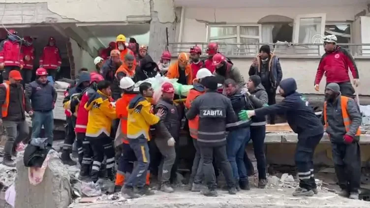 SON DAKİKA: Deprem sonrası mucize kurtuluşlar! Gözyaşları sel olup aktı!