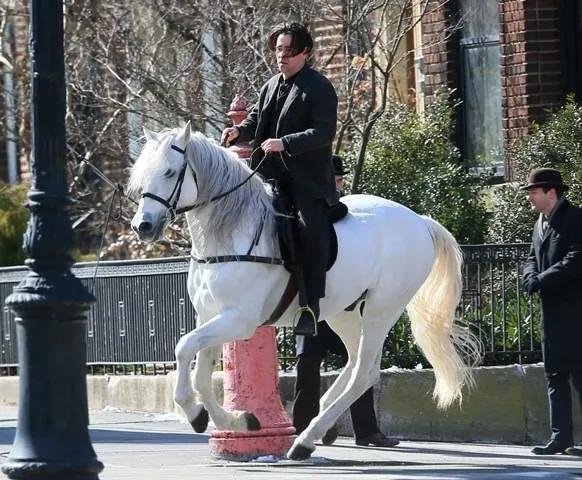 New York sokaklarında atla gezdi