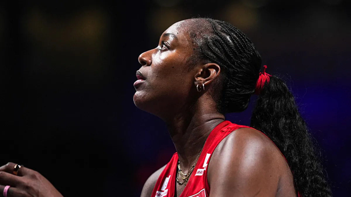 Sinead Jack Kısal voleybol maçı sırasında
