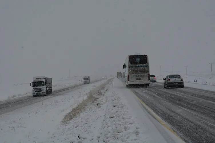 Siverek-Diyarbakır karayolu kar nedeniyle kapandı