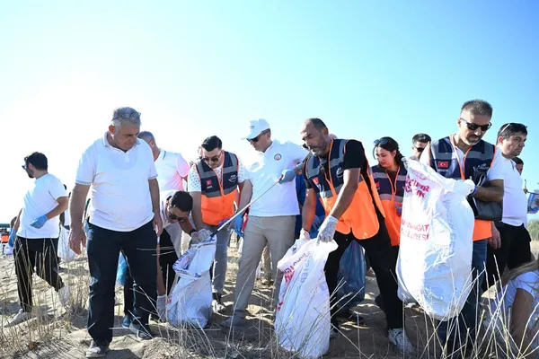 dunya-temizlik-gununde-sifir-atik-seferberligi-vali-ve-esi-kumsalda-kiyi-temizligi-yapti-1790020930982.jpg