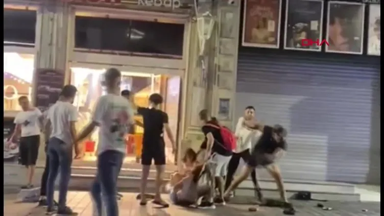 İstanbul İstiklal Caddesi’nde kadınlar kavga etti: Araya giren erkek öyle bir şey yaptı ki…