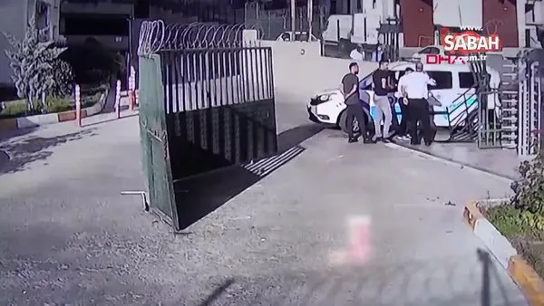 İstanbul Esenyurt'ta yönetime kızdı, otomobille site kapısını yerinden böyle söktü | Video