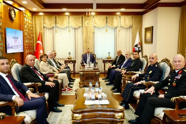 icisleri-bakani-mustafa-ciftci-amedspor-maci-icin-diyarbakirda-1786890186476.jpg