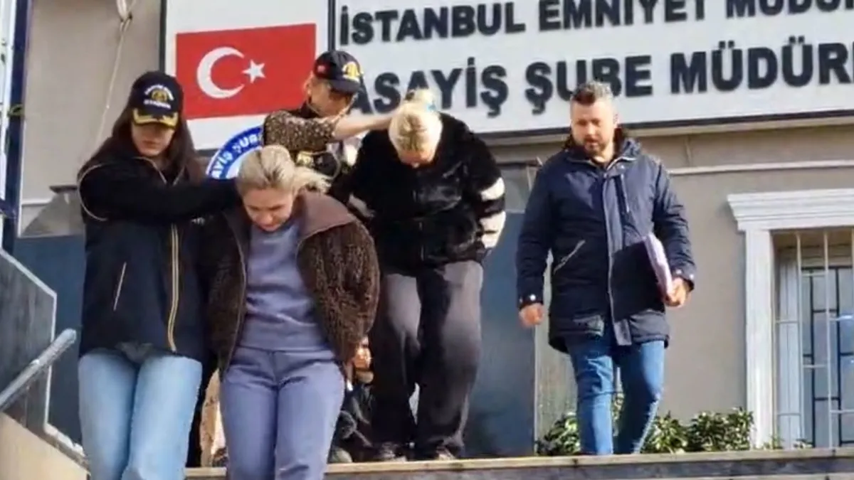 Bu kadınların mesleği hırsızlık olmuş… Biri perdeledi diğeri çaldı Bu kadınların mesleği hırsızlık olmuş… Biri perdeledi diğeri çaldı