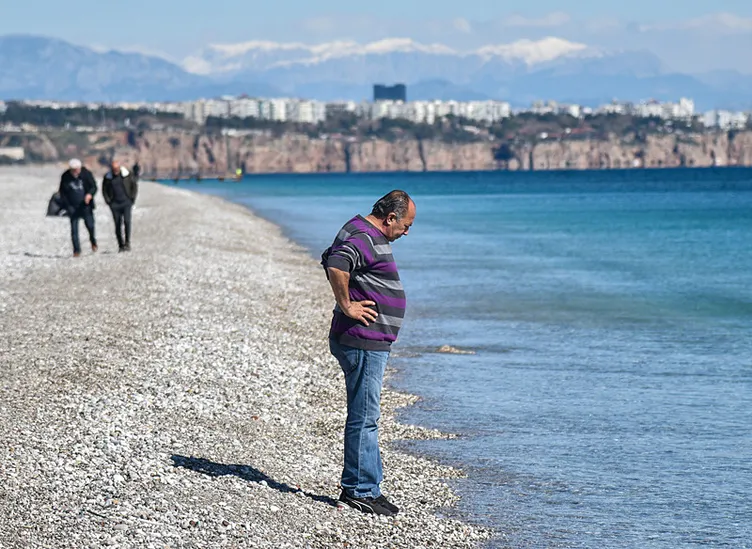 Yurtta kar yağışı: Antalya’da deniz, kum, güneş!