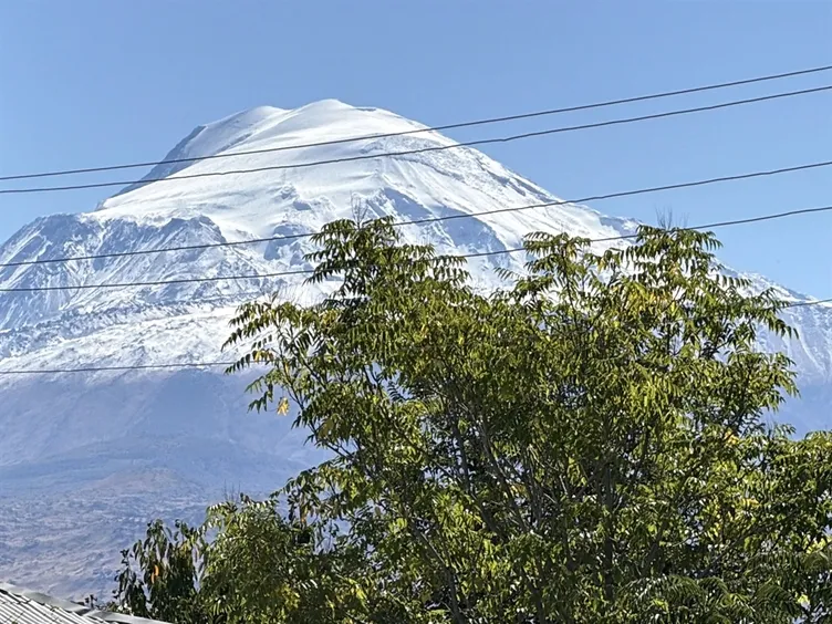 Doğu’da kış erken geldi! Ağrı Dağı ve Kars’ın zirveleri kar yağışıyla beyaza kaplandı