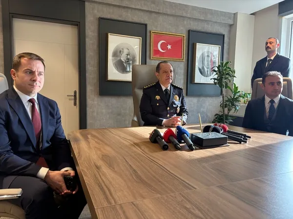 polis-haftasinda-gayrettepeye-anlamli-ziyaret-sanla-serefle-yazilan-bir-tarih-var-1744130493090.jpg