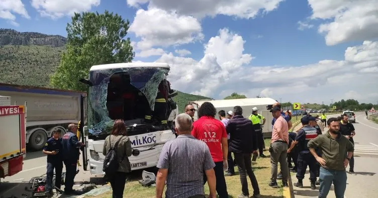 Son dakika: Yolcu otobüsü karayolları kamyonuna çarptı: 1 ölü, 15 yaralı