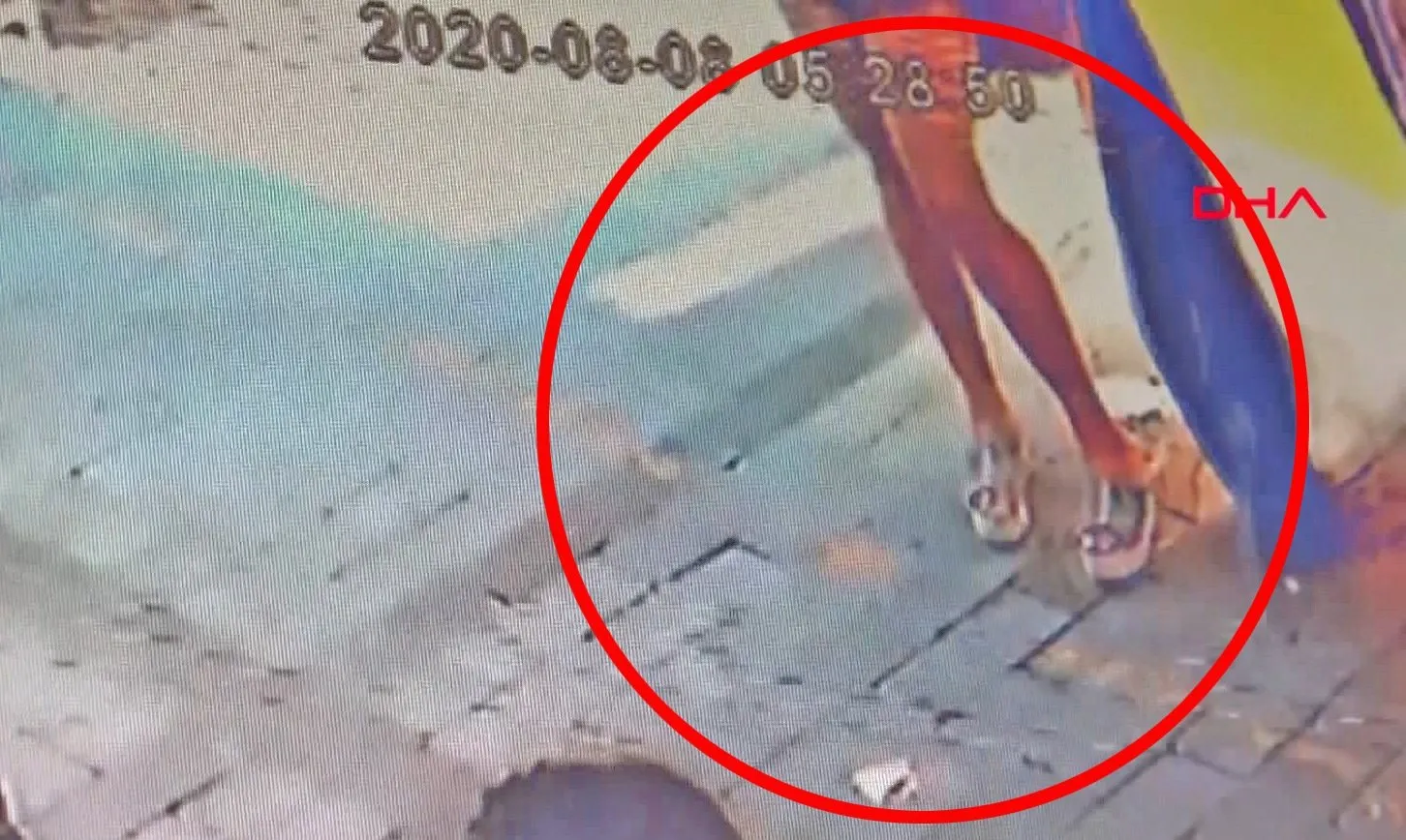 Son Dakika Izmir De Igrenc Olay Sokak Ortasinda Tuvaletini Yapan Kadin Guvenlik Kamerasinda Video Videosunu Izle Son Dakika Haberleri
