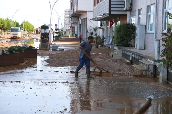 rizede-selin-yaralari-sariliyor-12-arac-21-is-yeri-zarar-gordu-1789902240819.jpg
