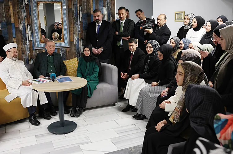 Başkan Erdoğan, cuma namazı sonrası Gençlik Merkezi’ni ziyaret etti...