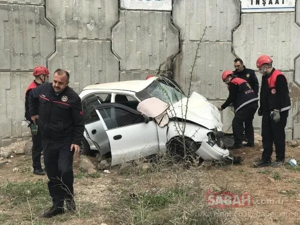 SON DAKİKA: Sivas’ta korkunç kaza! Otomobil üst geçit duvarına çarptı: Ölü ve yaralılar var