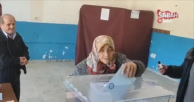 100 yaşındaki Fadime nine oy kullanmaya oğlunun sırtında gitti | Video