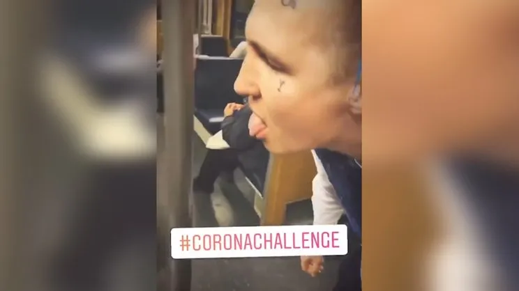 Almanya'da mide bulandıran görüntü! Rapçi corona virüsten korkmadığını göstermek için sokaktaki objeleri böyle yaladı... | Video
