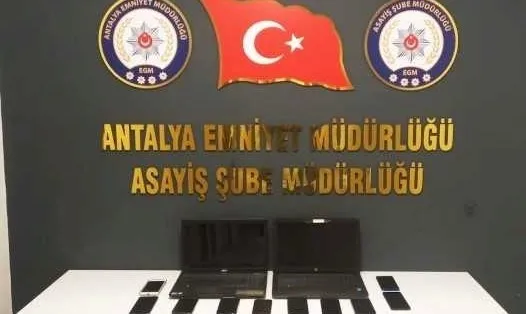 antalyada-nitelikli-dolandiricilik-yapan-8-supheliden-6si-tutuklandi-1712046250541.jpg