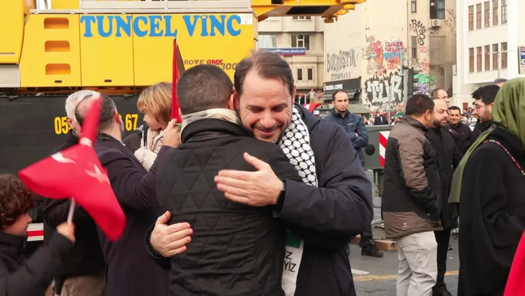 İstanbul’dan dünyaya mesaj: Berat Albayrak ve eşi Esra Albayrak da şehitlerimize rahmet Filistin’e destek için Galata’da!