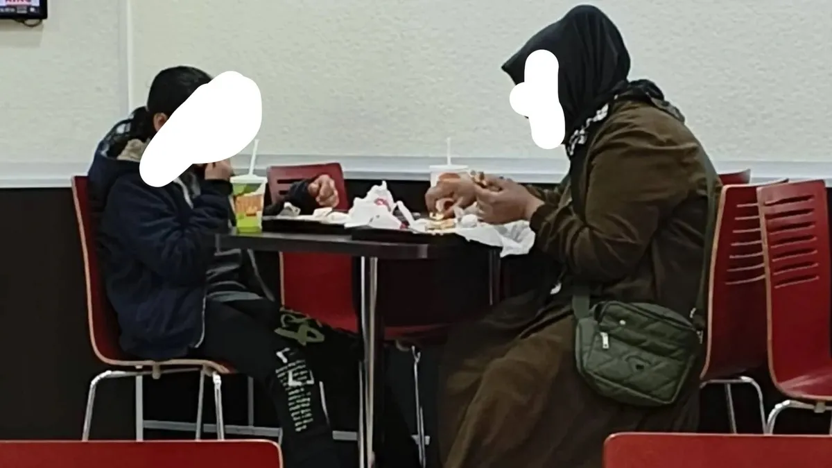 Ünlü fast food zincirinde insanlık dışı muamele görmüşlerdi: Onuru kırılan anne yaşadıklarını anlattı: “Biz insan değil miyiz” Ünlü fast food zincirinde insanlık dışı muamele görmüşlerdi: Onuru kırılan anne yaşadıklarını anlattı: “Biz insan değil miyiz”