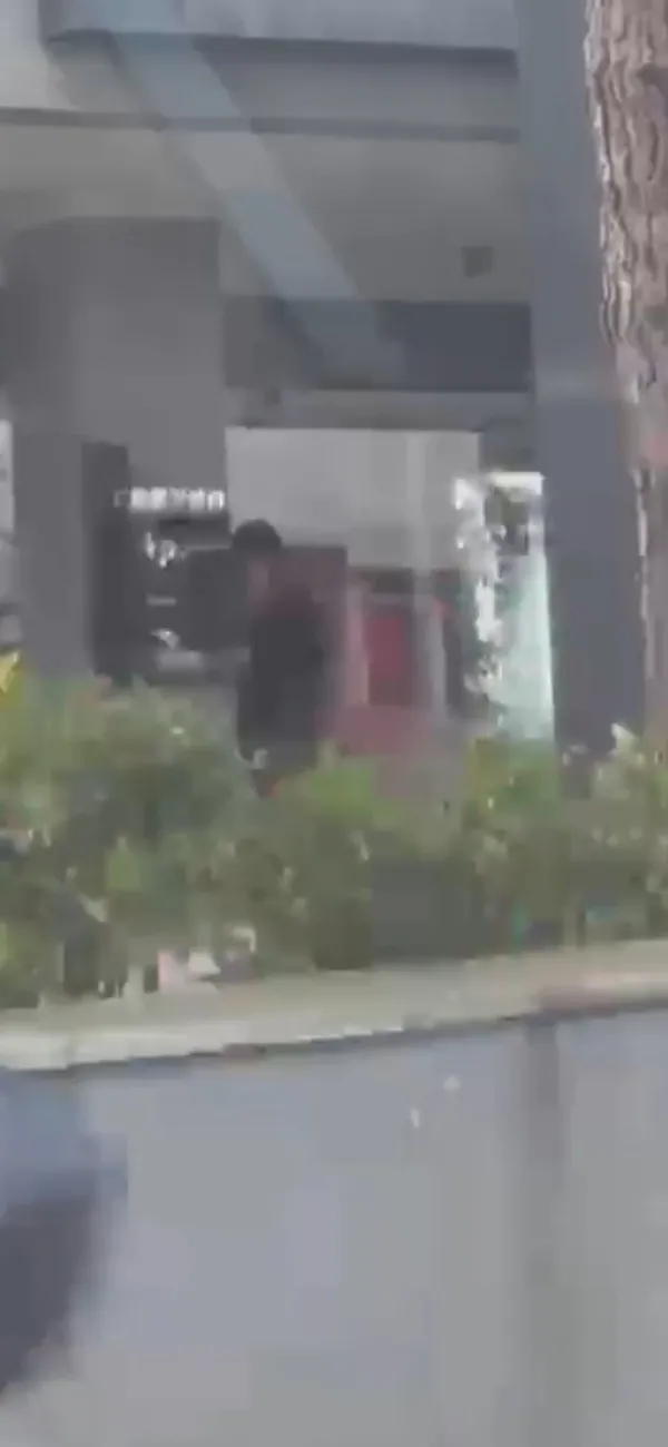 gayrettepe-polisi-hirsizlari-durusundan-anladi-subeye-gelirken-gozlerine-takilan-iki-hirsizi-sucustu-yakaladi-1777790349809.jpg